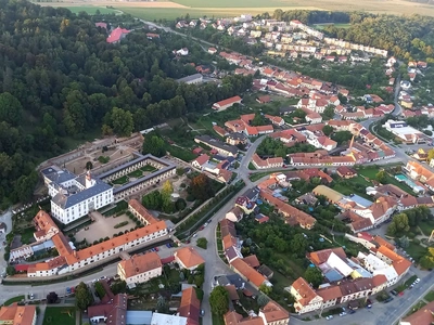 Lysice a Lysický zámek z koše balonu Viktoria
