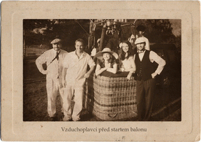 Vzduchoplavci před startem balonu