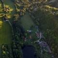 Polosamota Melkov skrytá v údolí za přehradou