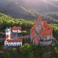 Pohled na hrad Bouzov z balonu
