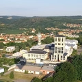 Pohled na Oslavany, konkrétně bývalý důl a těžní věž Kukla