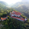 Let balonem Pernštejn Pohled na Hrad Pernštejn z nadhledu