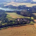 Kněževísko a v pozadí přehrada Křetínka z balonu
