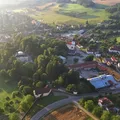 Letecký pohled na zámek Křetín a centrální část Křetína s kostelem