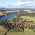 Obec Vranová s přehradou v pozadí