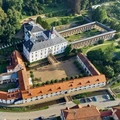 Pohled na Lysický zámek a jeho zámecké zahrady