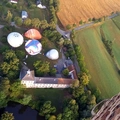 Pohled na balóny startující od zámku Radešín