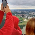 Pasažéři si fotí kostel na Zelené hoře z balonu